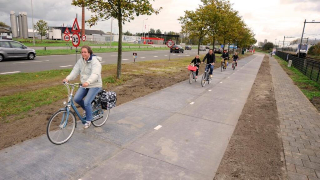 Nada de painéis no telhado: a Holanda constrói uma estrada solar de 1.000 km que gera energia enquanto os carros passam por cima