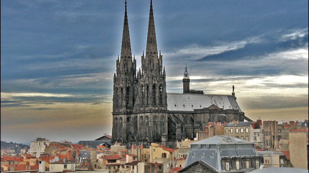A cidade francesa com a única catedral negra construída em pedra vulcânica