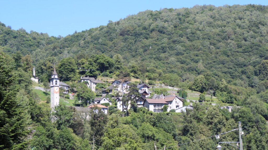 Vale isolado da Suíça revela uma vida lenta entre montanhas, vilarejos e estradas sinuosas