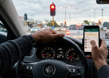 Motoristas que usam o celular parados no semáforo certamente não conhecem o art. 252 do CTB