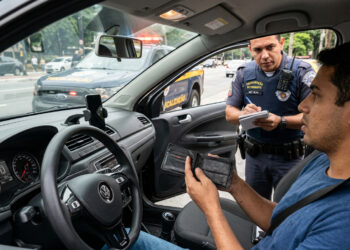 Esquecer o CRLV não é igual a rodar com licenciamento vencido- Imagem criada por inteligência artificial (ChatGPT / Olhar Digital)