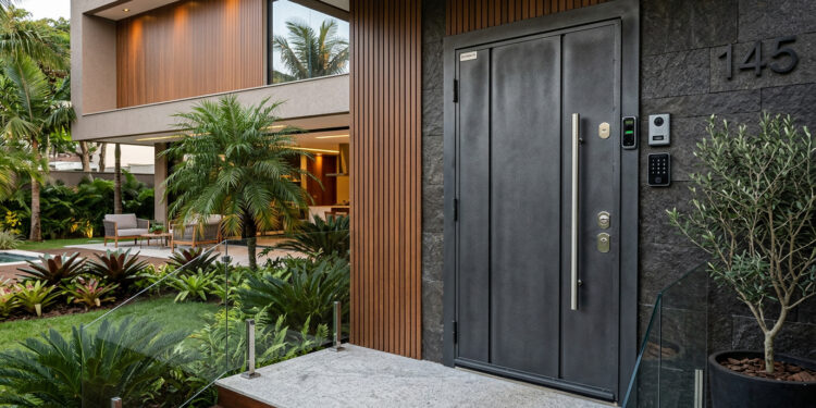 Qual porta de entrada é mais segura: madeira,metal ou blindada?