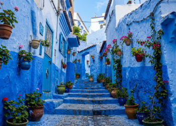 Entre montanhas e vielas, esta cidade inteira pintada de azul parece saída de um sonho