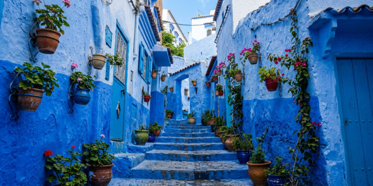 Entre montanhas e vielas, esta cidade inteira pintada de azul parece saída de um sonho