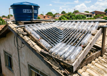 Aquecedor solar caseiro de garrafa PET esquenta a água do banho e reduz em até 30% o gasto com chuveiro