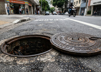 Por que as tampas de bueiro são redondas e não quadradas?