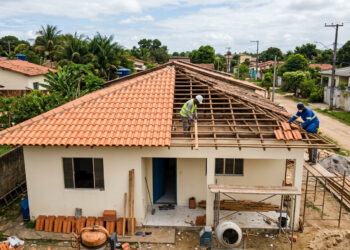 Quanto custa trocar o telhado inteiro de uma casa de 70 m² em 2026? Veja o valor por tipo de telha