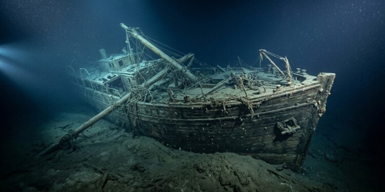 64 anos após afundar, último navio de Shackleton aparece pela primeira vez em imagens de perto