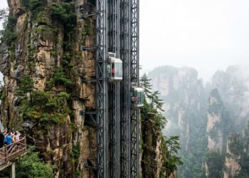 O elevador que sobe 600 metros dentro de uma montanha e leva turistas ao topo em 2 minutos