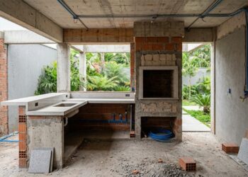 Quanto custa construir uma área gourmet completa com churrasqueira, pia e bancada em 2026?