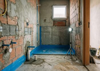 Quanto custa construir um banheiro adaptado para idosos com barras, piso antiderrapante e box rebaixado?