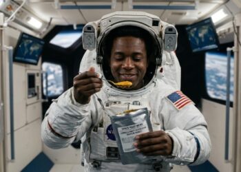 Por que os astronautas se alimentam de uma espécie de “gosma” no espaço e o que ela realmente é