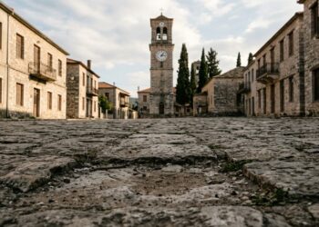 O vilarejo europeu onde o relógio da praça está parado há 200 anos de propósito