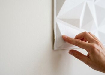 Instalação de placas de espuma nas paredes: para que servem e por que são ideais para quem tem mofo em casa