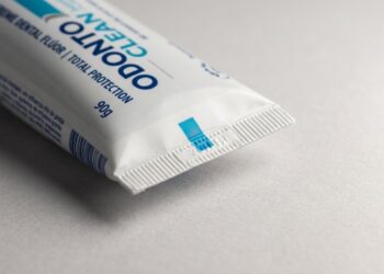 Para que serve a faixa colorida no tubo de pasta de dente?