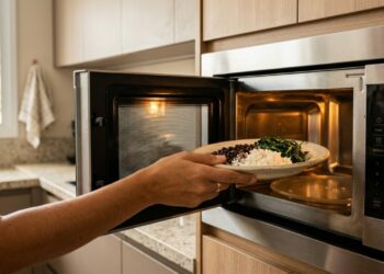 O que o micro-ondas realmente faz com a comida e o detalhe que transforma três alimentos comuns em risco