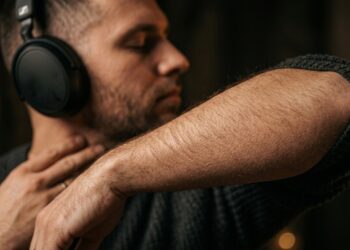 Por que sentimos arrepios ao ouvir uma música intensa, neurocientistas confirmam que apenas 50% das pessoas têm essa reação e ela está ligada a uma conexão física mais densa entre duas regiões do cérebro