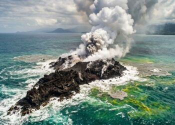 O oceano pode estar dando origem a uma nova ilha enquanto vulcão submarino entra em erupção