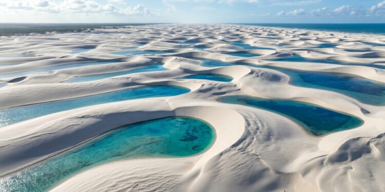 Dunas, lagoas cristalinas e ilhas quase desertas: o refúgio maranhense que ainda tem ar de vila