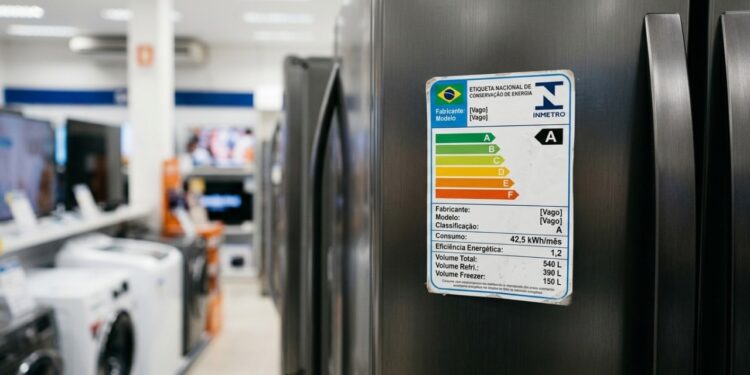 O que significa o selo Inmetro que vem colado nos eletrodomésticos e como ele pode economizar até R$ 600 por ano na conta de luz se for lido corretamente