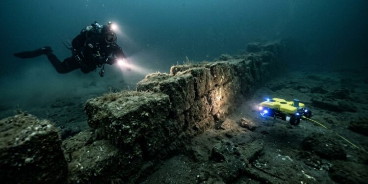 Muro de pedra submerso no Mar Báltico pode revelar uma armadilha de caça de 10 mil anos