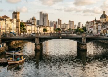 Desde 1537, uma cidade brasileira cresce entre rios e aterros e esconde nas ruas um mapa moldado pela água