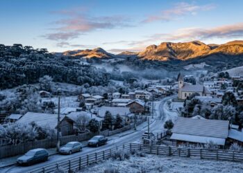 Esta cidade amanhece coberta de branco e revela como o inverno muda a paisagem