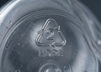 Para que servem os números dentro do símbolo de reciclagem no fundo das embalagens plásticas? Saber isso muda a forma como você descarta o lixo