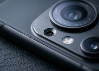 Para que serve o pequeno furo entre as lentes e a câmera do celular?