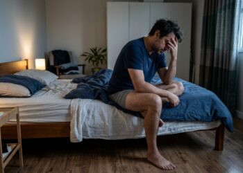 O que a psicologia explica sobre acordar cansado mesmo depois de ter dormido