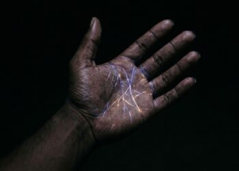 O corpo humano produz luz própria que é 1.000 vezes mais fraca do que o olho consegue enxergar, pesquisadores japoneses fotografaram essa bioluminescência e ela muda de intensidade ao longo do dia com pico às 16h