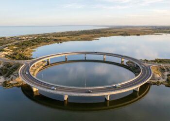 A ponte que se curva sobre si mesma e virou atração antes mesmo de ficar pronta