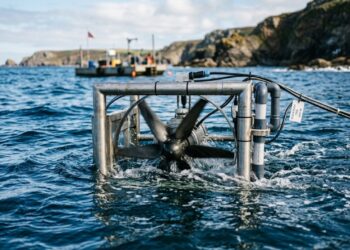 Os cientistas não acreditam: uma jovem de 15 anos criou um gerador de 12 dólares que transforma as correntes do oceano em energia limpa para casas afastadas, já que o dispositivo converte o movimento mecânico da água em eletricidade pronta para uso