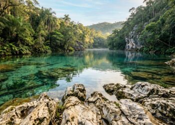 Entre cavernas e cachoeiras uma cidade revela águas que parecem vidro