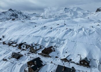 Sob 10 metros de neve, este povoado desaparece e renasce entre águas termais
