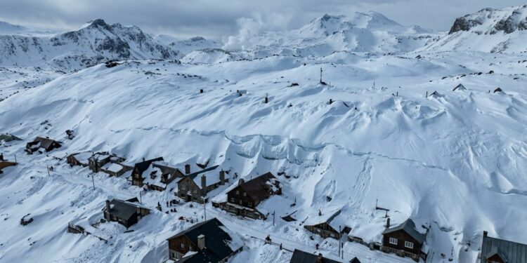 Sob 10 metros de neve, este povoado desaparece e renasce entre águas termais