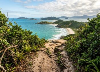 A ilha brasileira onde o silêncio dos carros dá lugar a trilhas, bicicletas e praias lindas