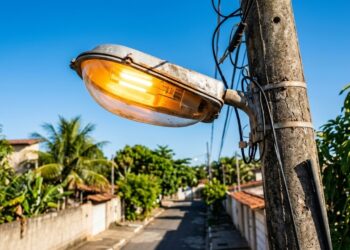 Por que os postes de iluminação pública ficam acesos durante o dia em algumas avenidas e quem paga a conta dessa energia desperdiçada