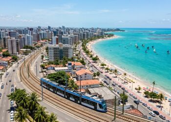 Entre 40 km de mar e trilhos, esta capital guarda uma rotina mais acessível do que parece