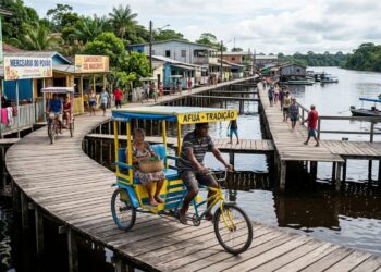 Nesta cidade amazônica, os táxis têm pedais e as ruas passam sobre a água