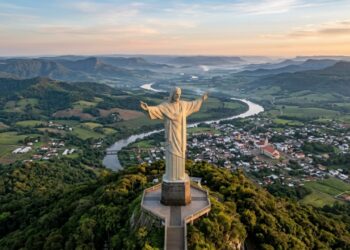 Um gigante de 43,5 metros vigia o vale e muda o destino de uma pequena cidade
