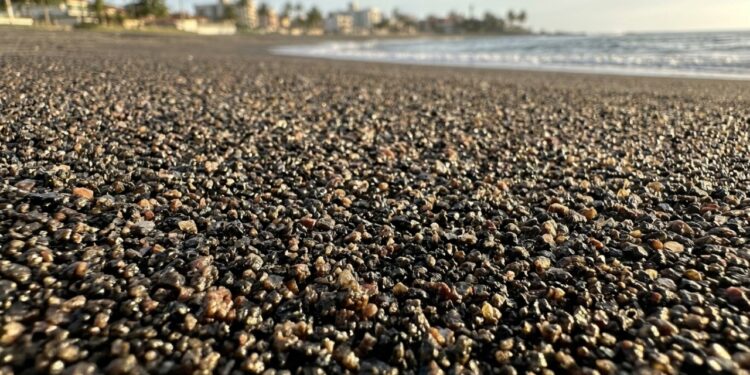 Uma praia brasileira emite radiação natural e transforma grãos negros em um mistério