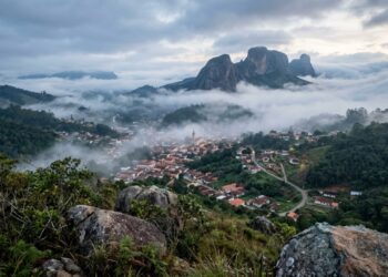 Entre pedras e neblina uma cidade guarda noites lindas e silenciosas