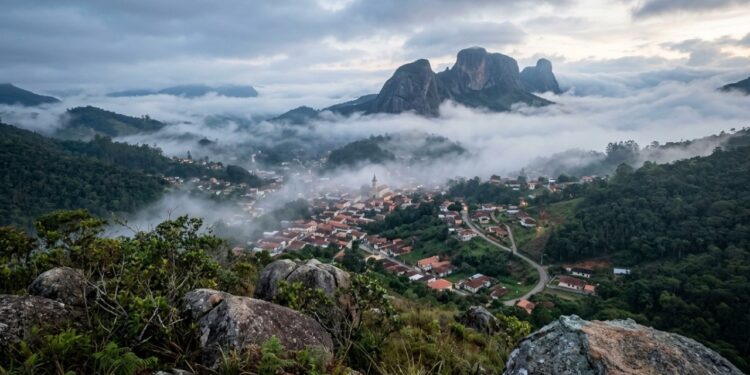 Entre pedras e neblina uma cidade guarda noites lindas e silenciosas