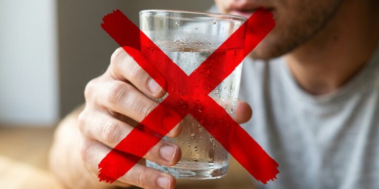 O que acontece dentro do corpo após 24 horas sem beber água