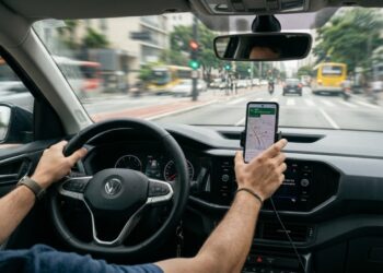 Por que não é indicado carregar o celular no carro e quais problemas isso pode causar