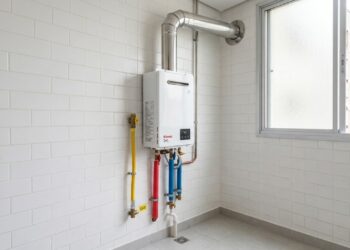 Trocar chuveiro elétrico por aquecedor a gás: quanto custa, quanto economiza e o risco que ninguém conta