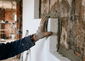 Instalação de painéis de espuma de poliestireno nas paredes: para que servem e por que são ideais para quem tem mofo em casa