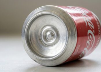 Por que as latas de refrigerante têm o fundo curvado para dentro?