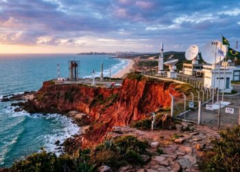 Entre praias e antenas, uma cidade guarda seis décadas de lançamentos espaciais